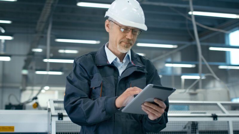 worker on tablet connectivity